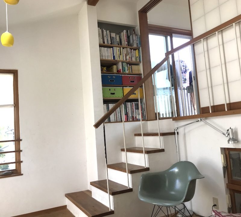 和室へとつながる階段の読書コーナー