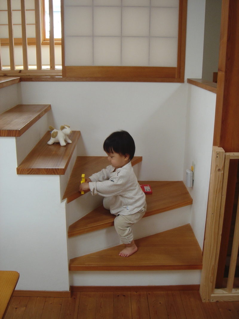 階段で遊ぶ子ども