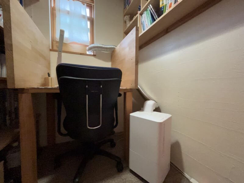 ２畳の勉強部屋とコンパクトクーラー