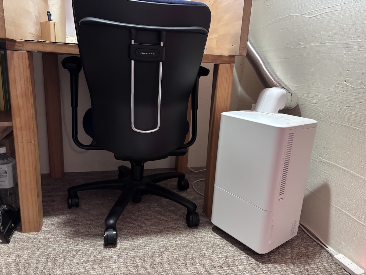 ２畳の勉強部屋に置いたコンパクトクーラー